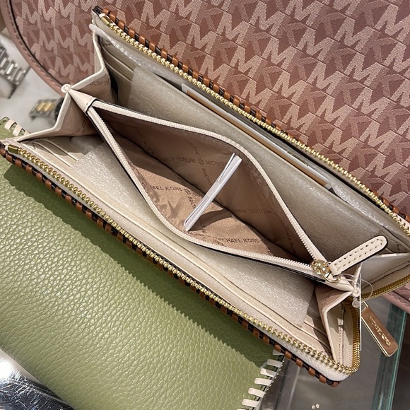 Michael Kors Jet Set Travel Large Pebble Leather Quarter-Zip Wallet
NWT - Picture 12 of 16